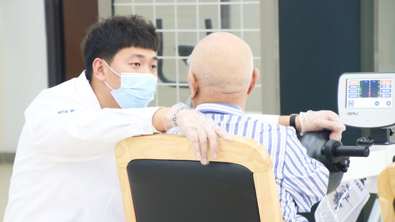 防摔餐具材质揭秘：如何为长辈选择更安全的餐具？**